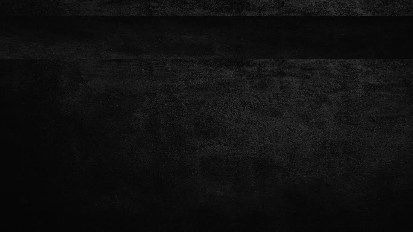 Produktpräsentation mit Spotlicht vor schwarzem Studio-Raumhintergrund, zur Verwendung als Montage für die Produktdarstellung.