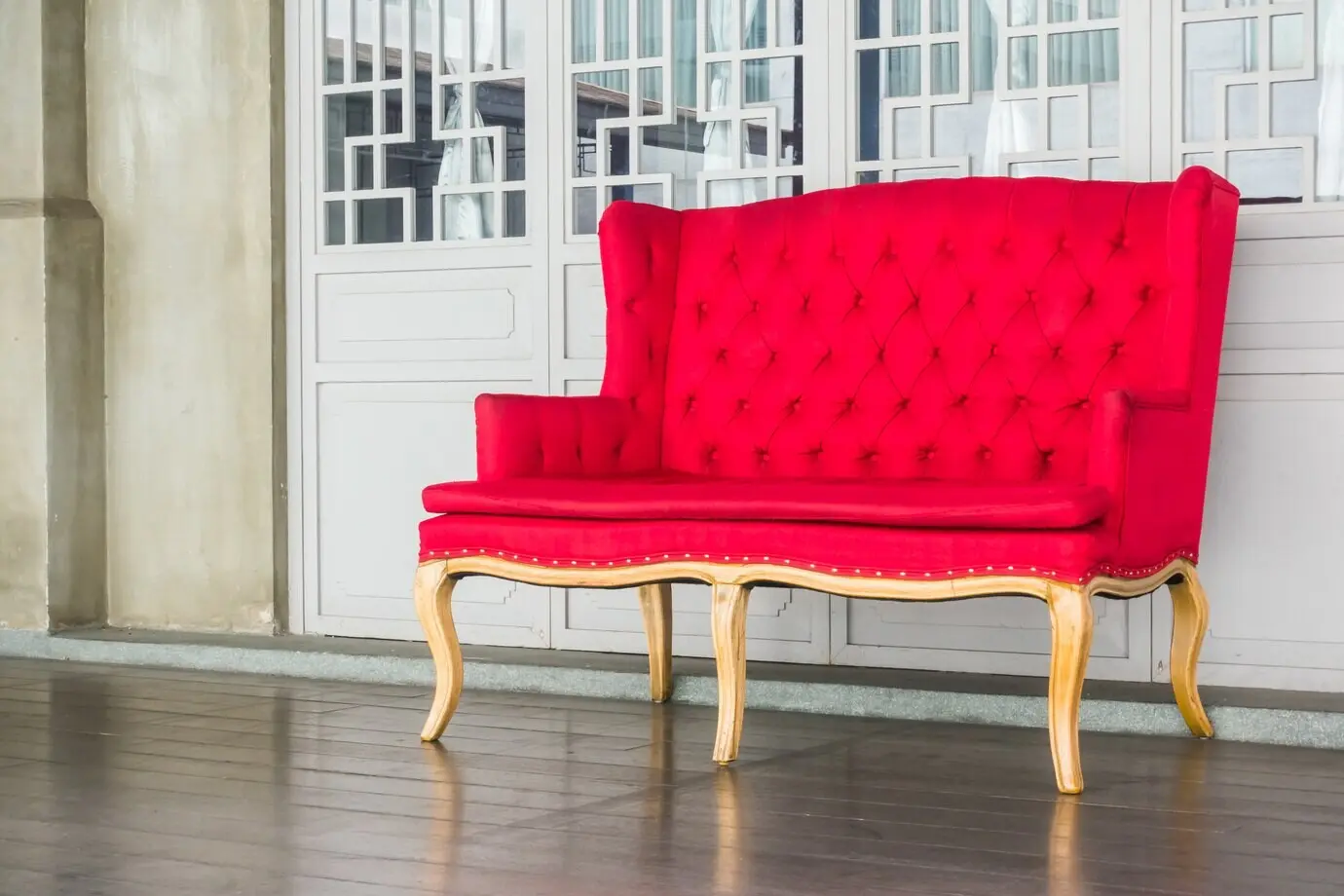 Rotes Sofa im Vintage-Stil